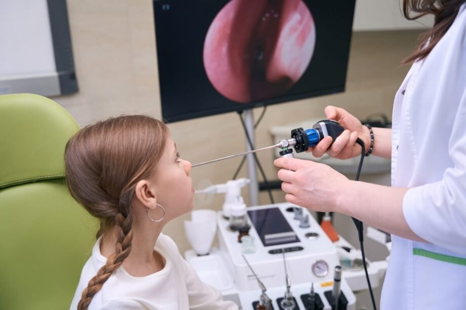 Gastrolog przeprowadza badanie u młodej pacjentki za pomocą endoskopu.