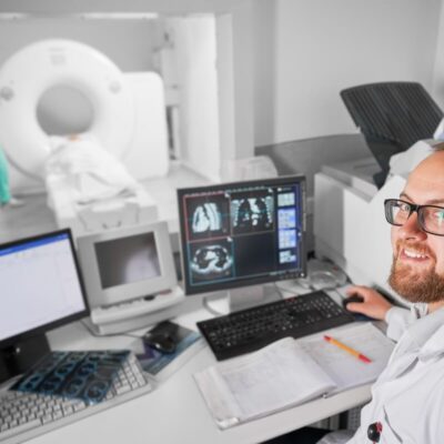 Neurolog w pracowni badań obrazowych monitoruje wyniki tomografii komputerowej.