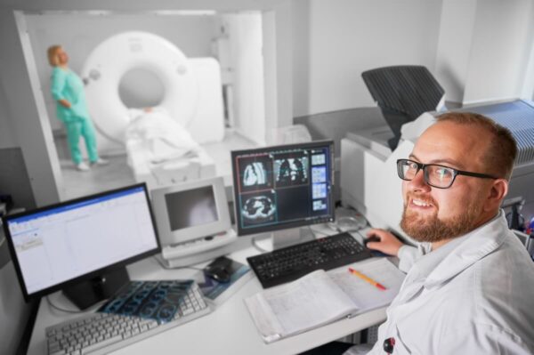 Neurolog w pracowni badań obrazowych monitoruje wyniki tomografii komputerowej.